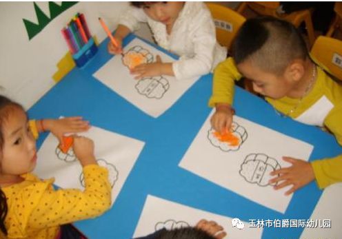 家长和孩子一起阅读古诗