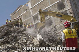 德黑兰居民楼遭空袭倒塌现场