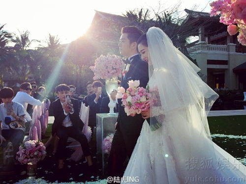 Bella在婚礼现场微笑