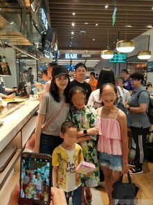 刘强东与顾客合影