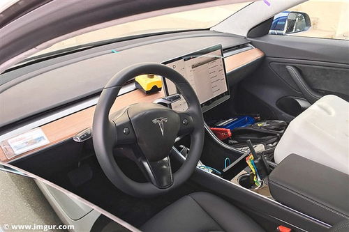 特斯拉车内显示屏显示自动驾驶界面