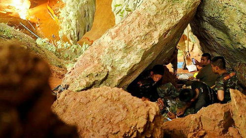 志愿者在溶洞入口宣传环保知识