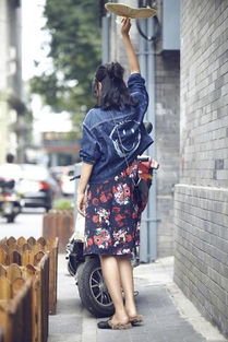 朱丹孕期在胡同里游玩的照片