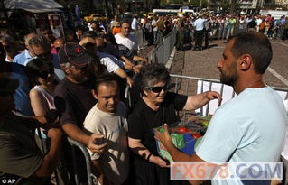 伊朗民众排队等待通过陆路边境