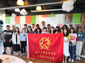 同学们在医院门口举牌合影照片