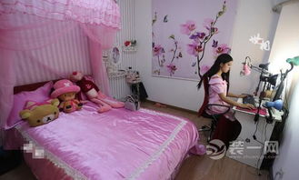 网络主播在直播间工作场景