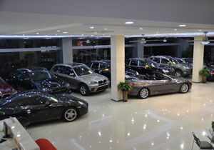 图片内容：一辆停在展厅内的零公里二手车