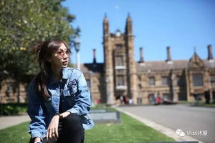 博主在旅途中翻看苏超的视频做攻略