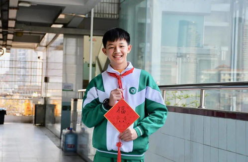 李晨阳在家乡街头与粉丝合影