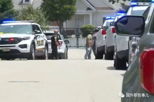 警方调查后的家庭成员合影