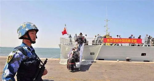 中国同胞登上军舰