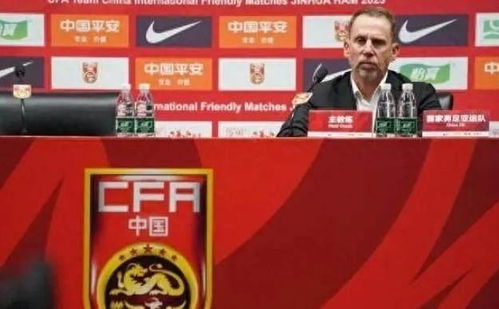 久尔杰维奇与年轻球员交流