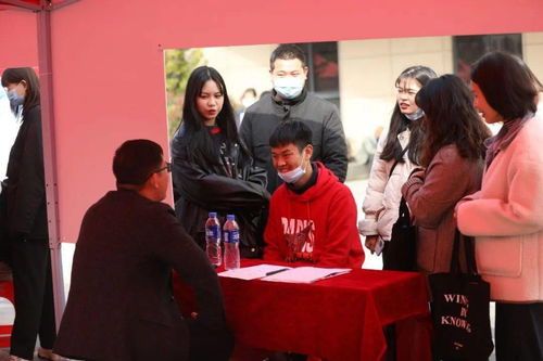 大学生在招聘会上与HR交谈