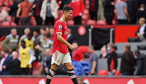 卢卡·德·梅奥站在奢侈品展台前微笑