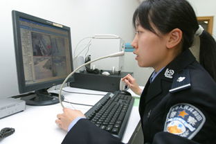 网警工作人员在电脑前监控网络异常情况