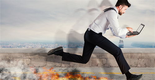 一位成功人士站在窗前沉思