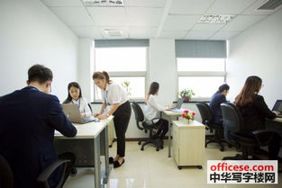 科技从业者在办公室讨论裁员新闻