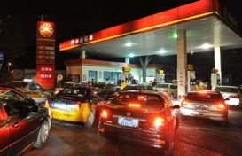 德黑兰街头排队加油的车辆