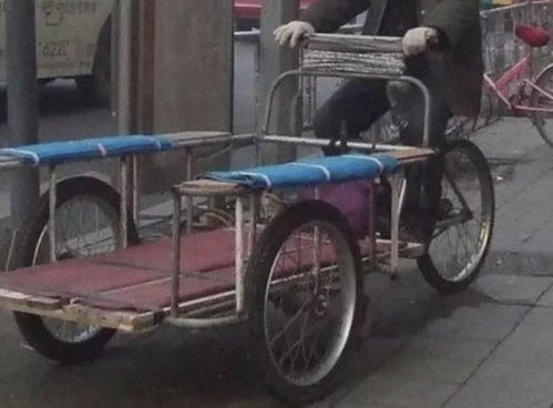 街头改装三轮车与铁笼中的孩子