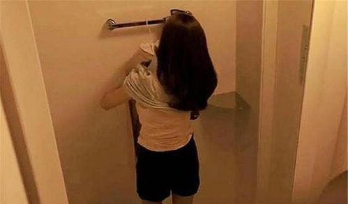 男童站在女厕门口不知所措