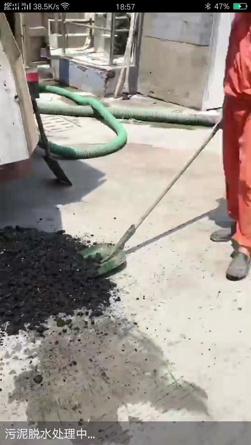 工作人员正在清理溶洞中的垃圾