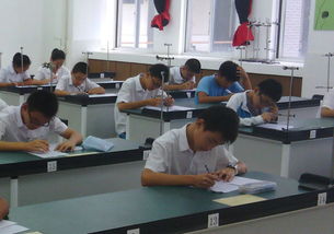 图片内容：一名学生坐在大学教室中低头沉思