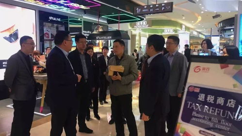 外国游客在商场退税服务台办理业务