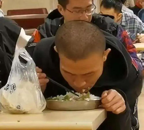 韦东奕手持西瓜在食堂用餐画面
