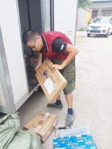 快递员在高温天气下配送