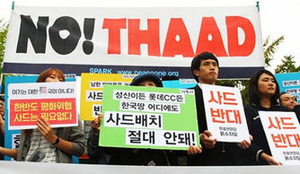 抗议者高举标语呼吁公平对待移民