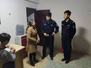 两名女子在派出所门口拍摄虚假视频现场