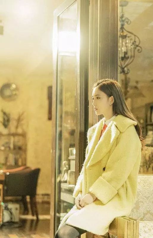 孟子义抱着巧克力在家中的温馨画面