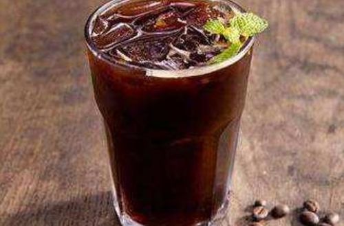 崂山可乐开瓶瞬间泡沫四溢