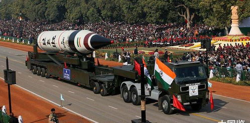 伊朗导弹齐射以色列，夜空划破火光与恐惧