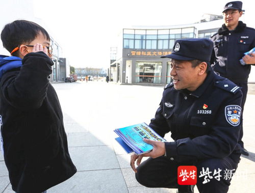 警察叔叔举着手机查看网络信息