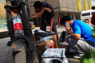 快递员在休息时的日常交流