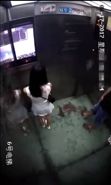 电梯厅女子被猥亵现场图