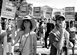 伊朗民众街头抗议以色列袭击