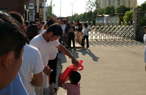 家长带孩子报名幼儿园排队场景