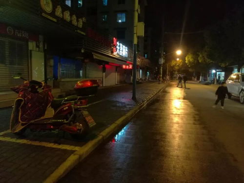 夜色下的基辅街头废墟