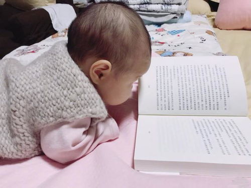 朱丹和女儿一起读书的画面