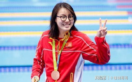 傅园慧在浙江大学校园内