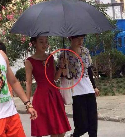 赵丽颖雨中撑伞诡异微笑