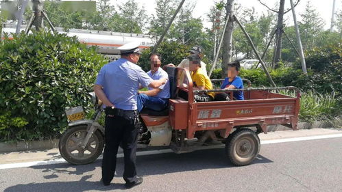 一家人在三轮车旁的生活场景