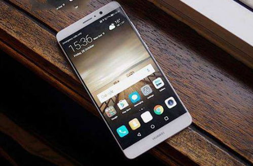 特朗普手持金色手机面对镜头微笑