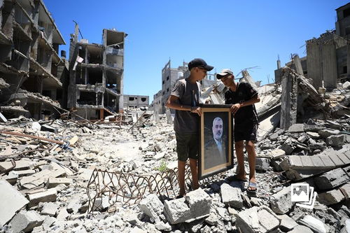 伊朗记者手持麦克风站在废墟前