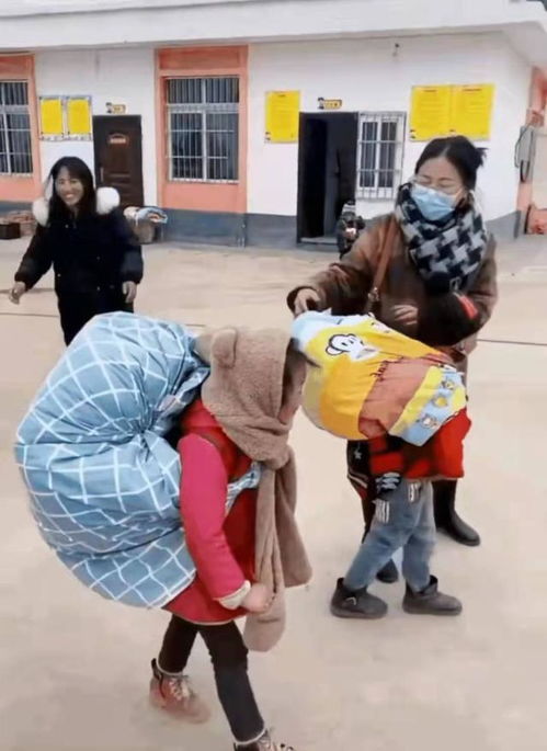 四川德阳1岁孩童独自跑上马路