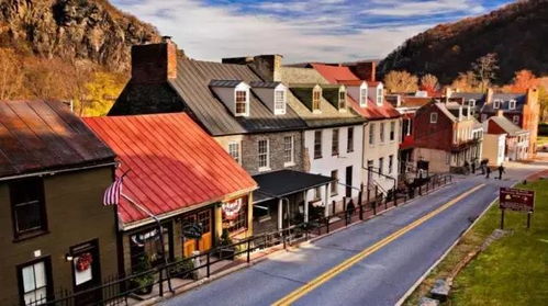 西班牙小镇居民仰望天空中的轰炸机