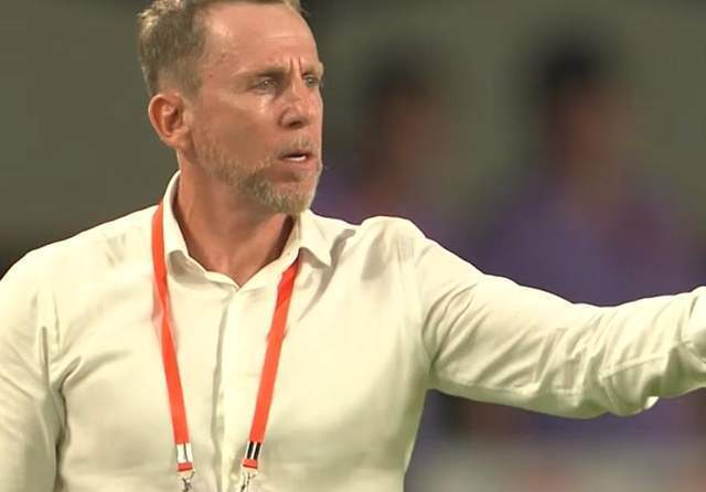 久尔杰维奇与中国球员在训练场上互动