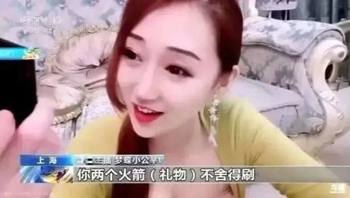 一位主播正在直播间展示烤鸭